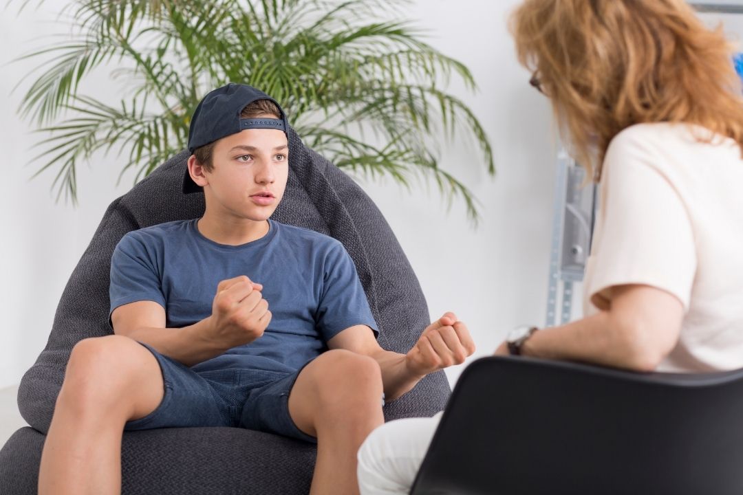 Sessão de psicoterapia com um adolescente