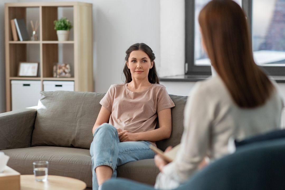 Sessão de psicoterapia individual com uma paciente adulta